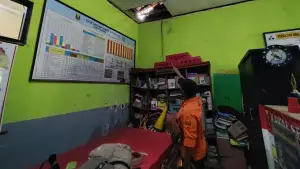 Kondisi atap SDN Pakuhaji Parungkuda, Sukabumi yang nyaris ambruk. (Sumber: Dok BPBD)