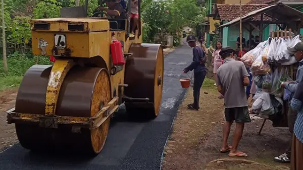 Jalan Lingkungan di Kampung Sawah, Dusun Cipicung, Desa Neglasari, Kecamatan Purabaya, Kabupaten Sukabumi Diaspal Disperkim. (Sumber : Dok Pemdes Neglasari Kecamatan Purabaya.).
