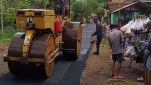 Jalan Lingkungan di Kampung Sawah, Dusun Cipicung, Desa Neglasari, Kecamatan Purabaya, Kabupaten Sukabumi Diaspal Disperkim. (Sumber : Dok Pemdes Neglasari Kecamatan Purabaya.).
