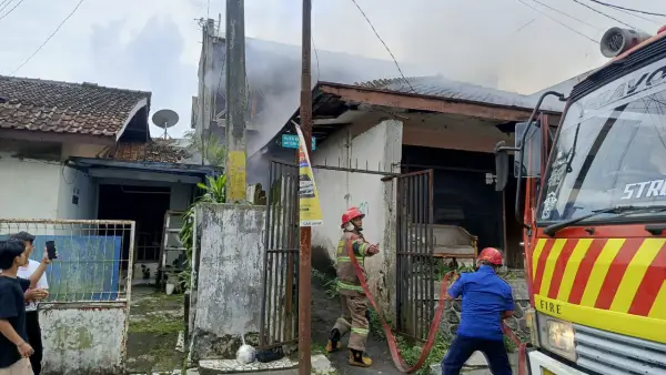 Pemadaman api oleh Damkar Kota Sukabumi di Warudoyong, Senin (3/11/2025). (Sumber: Dok Damkar)