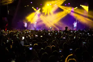 Supergrup menyadari bahwa energi kreativitas yang terpendam hanya bisa dilepaskan dengan mengawinkan secara halal with or without ijab kabul kejeniusan masing-masing dalam satu proyek baru. (Sumber: Canva)