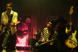 Saking kuatnya pengaruh RHCP, band ini sering dijuluki "RHCP-nya Indonesia" berkat energi mereka yang liar, perpaduan hard rock, rap rock, dan pop yang tak terduga. (Sumber: @HALFMATH/youtube)