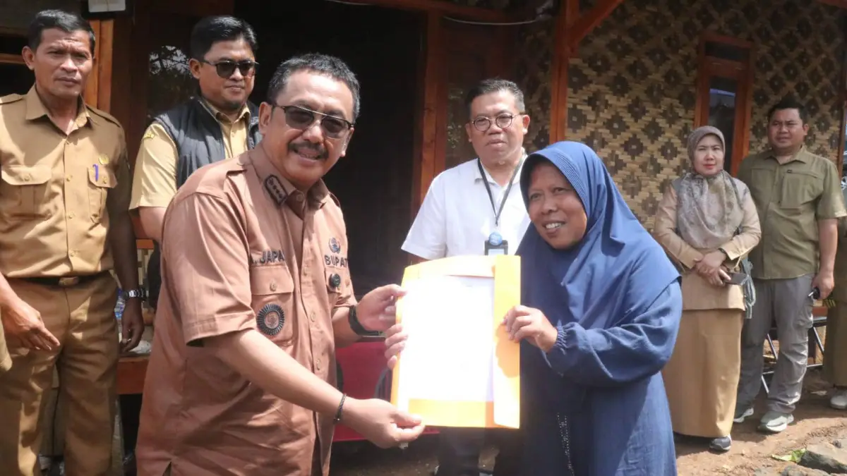Bupati Sukabumi Serahkan SK NJOP Huntap Kampung KDM untuk Penyintas Bencana di Nyalindung