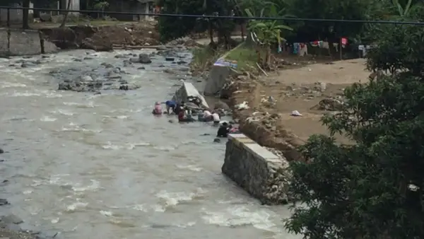 Kondisi tanggul jebol Sungai Cisolok pemicu banjir bandang di Cisolok Sukabumi, 27 Oktober 2025. (Sumber Foto: Istimewa)