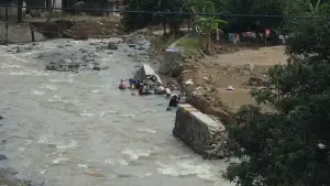 Kondisi tanggul jebol Sungai Cisolok pemicu banjir bandang di Cisolok Sukabumi, 27 Oktober 2025. (Sumber Foto: Istimewa)