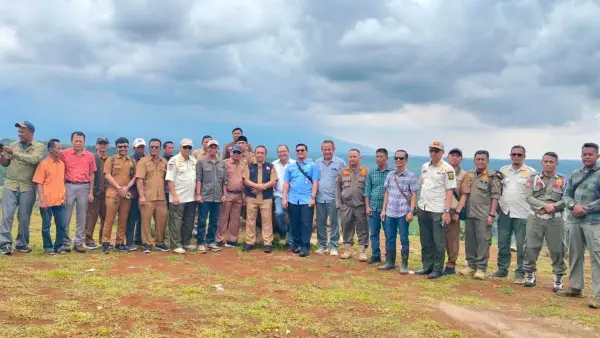 Satpol PP Kabupaten Sukabumi melakukan peninjauan lapangan ke lokasi rencana pembangunan camping ground Bukit Panenjoan Cibadak. (Sumber Foto: Istimewa)