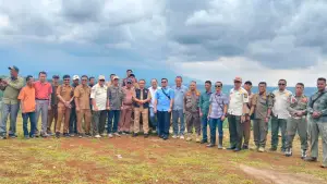 Satpol PP Kabupaten Sukabumi melakukan peninjauan lapangan ke lokasi rencana pembangunan camping ground Bukit Panenjoan Cibadak. (Sumber Foto: Istimewa)