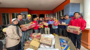 Anggota DPRD Jabar Muhammad Jaenudin saat menyerahkan bantuan kepada korban bencana banjir di Cisolok dan diterima langsung oleh Kades Cikahuripan Heri Suryana | Foto : Dok. Tim Adc