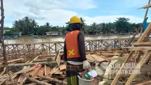 Pekerja di lokasi pembangunan kampung nelayan merah putih di TPI Palangpang Desa Ciwaru, Kecamatan Ciemas, Kabupaten Sukabumi, Senin (3/11/2025). (Sumber Foto: SU/Ragil Gilang)