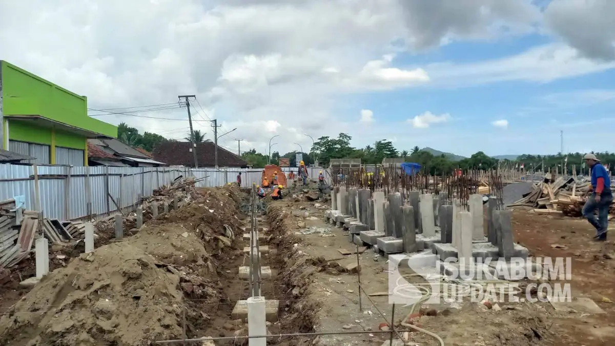 Kondisi di lokasi pembangunan kampung nelayan merah putih di TPI Palangpang Desa Ciwaru, Kecamatan Ciemas, Kabupaten Sukabumi, Senin (3/11/2025).