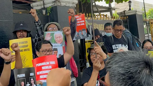 Aliansi Jurnalis Independen (AJI) bersama koalisi masyarakat sipil menggelar aksi solidaritas mendukung Tempo melawan Menteri Pertanian, aksi berlangsung di depan PN Jakarta Selatan, Senin (3/11/2025) | Foto : Dok. AJI