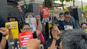 Aliansi Jurnalis Independen (AJI) bersama koalisi masyarakat sipil menggelar aksi solidaritas mendukung Tempo melawan Menteri Pertanian, aksi berlangsung di depan PN Jakarta Selatan, Senin (3/11/2025) | Foto : Dok. AJI