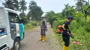 Kepala UPTD PU Ciemas bersama karyawan melakukan pembersihan rumput di bahu jalan ruas Ujunggenteng–Ciracap. (Sumber Foto: Istimewa)