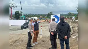 Kasat Lantas Polres Sukabumi AKP Arif Saepul Haris (kiri) saat meninjau progres pembangunan Tol Bocimi Seksi 3 di exit Tol Cibolang, Senin (3/11/2025). (Sumber Foto: Istimewa)