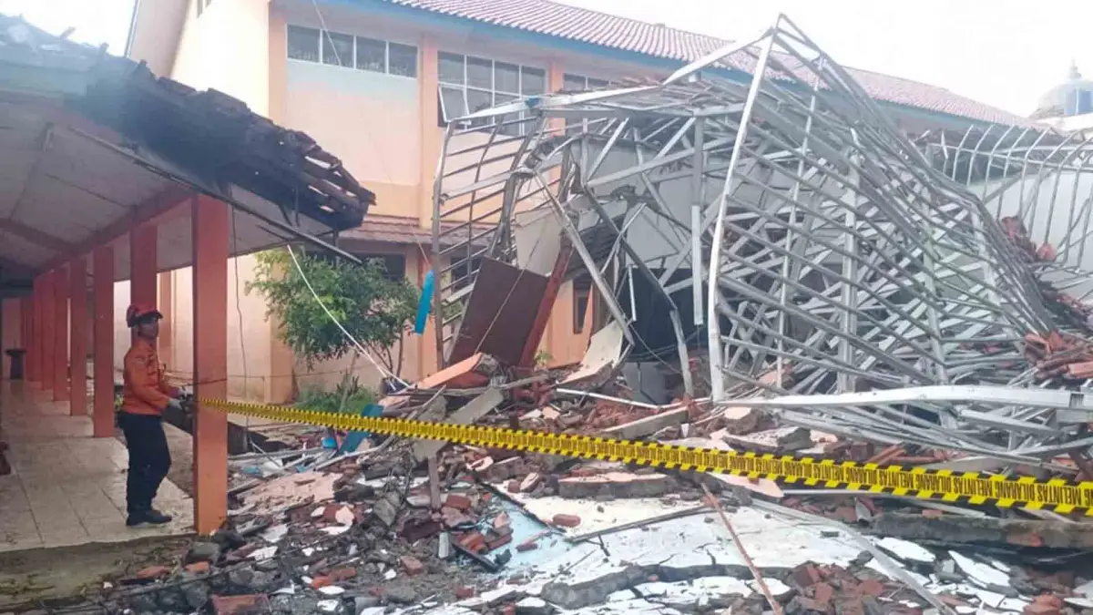 Atap SMKN 1 Gunung Putri Bogor Ambruk, Puluhan Siswa Terluka