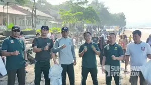 Satpol PP Sukabumi ikut aksi bersih di pantai Istana Presiden Citepus (Palabuhanratu), Selasa (04/11/2025). (Sumber : SU/Ilyas).