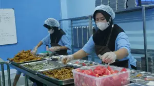 Petugas dapur SPPG Polres Sukabumi yang menyiapkan ratusan porsi Makanan Bergizi Gratis dengan penuh cinta dan tanggung jawab untuk anak-anak sekolah. (Sumber : Instagram @sppgpolressukabumi).