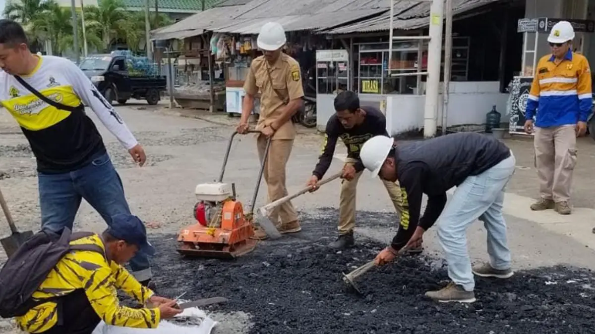 UPTD PU Wilayah Ciemas Lakukan Pemeliharaan Jalan Mareleng–Ciracap Sukabumi