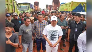 Gubernur Jawa Barat Dedi Mulyadi saat sidak truk tambang beberapa waktu lalu. (Sumber Foto: Biro Adpim Jabar)