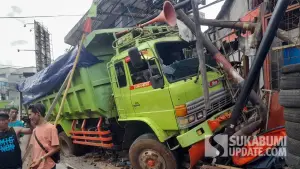 Kecelakaan truk muatan tanah di Cibadak, Kabupaten Sukabumi. Selasa (4/11/2025). (Sumber: SU/Ibnu Sanubari)