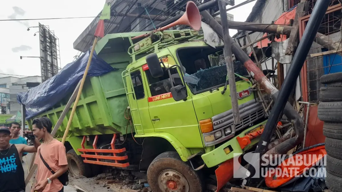 Diduga Rem Blong, Truk Muatan Tanah Tabrak Suami Istri Pedagang Mie Ayam di Cibadak Sukabumi