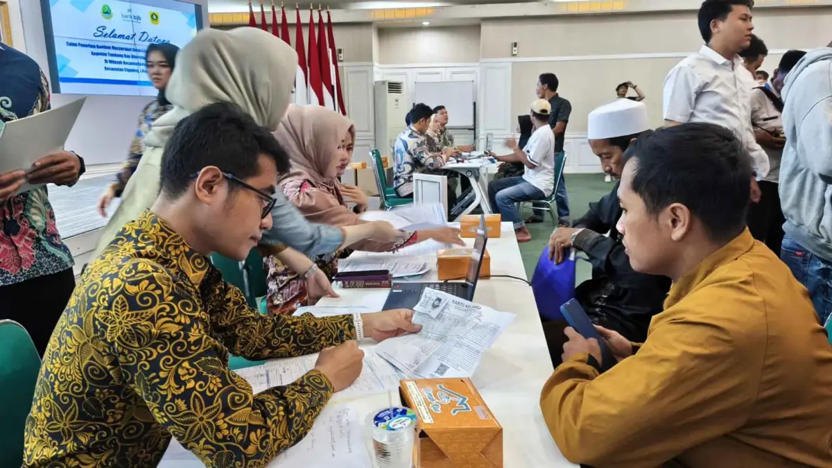Pemberian bantuan tunai kepada masyarakat yang terdampak kebijakan pembatasan operasional tambang Parung Panjang Bogor.