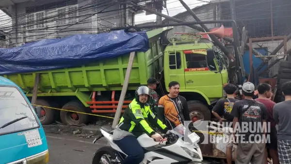 Kecelakaan truk muatan tanah di Cibadak, Kabupaten Sukabumi. Selasa (4/11/2025). (Sumber Foto: SU/Ibnu Sanubari)