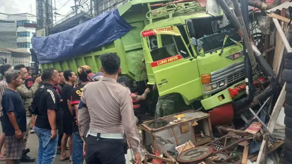 Polisi bersama warga di lokasi kecelakaan truk muatan tanah tabrak warung mie ayam di Cibadak Sukabumi. (Sumber Foto: Dok. Satlantas Polres Sukabumi)
