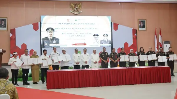 Penandatanganan nota kesepahaman antara pemerintah kabupaten / kota dengan para kepala kejaksaan negeri seluruh Jawa Barat dalam penerapan pidana kerja sosial | Foto : Dokpim
