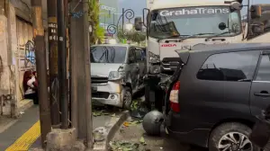 TKP Kecelakaan beruntun melibatkan truk ekpedisi pengantar paket dan empat mobil di Jalan Ahmad Yani Sukabumi. (Sumber Foto: SU/Turangga Anom)