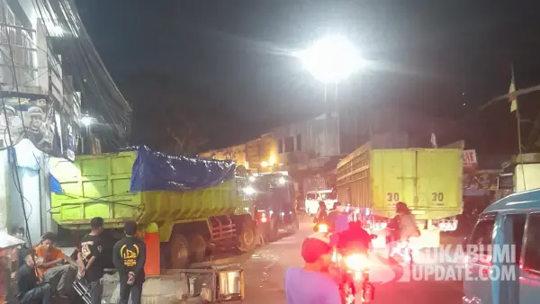 Evakusi truk muatan tanah yang tabrak warung mie ayam di Cibadak Sukabumi | Foto : SU/Ibnu Sanubari