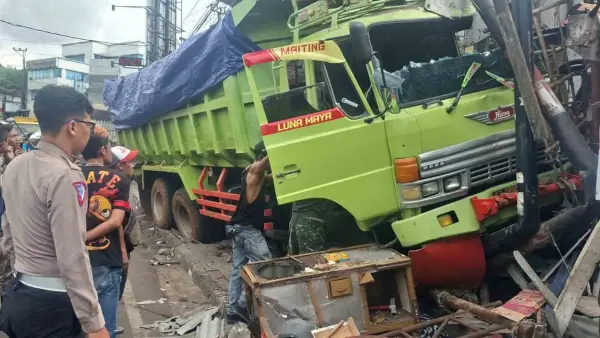 Polisi bersama warga di lokasi kecelakaan truk muatan tanah tabrak warung mie ayam di Cibadak Sukabumi. (Sumber Foto: Dok. Satlantas Polres Sukabumi)