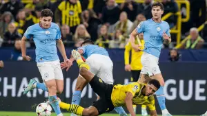 Jude Bellingham berduel dengan Rodri di lini tengah pertandingan antara Manchester City vs Borrusia Dortmund (26/10/22) lalu (Sumber: web/bvb.de)
