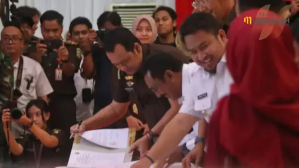 Penandatanganan MoU antara Bupati Sukabumi Asep Japar dan Kejaksaan. (Sumber Foto: Dokpim Pemkab Sukabumi)