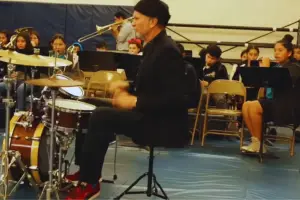 Kisah epik penutup 2025! Drummer RHCP Chad Smith kejutkan University of Michigan, nge-jam "Can't Stop" bareng marching band, dan luncurkan Beasiswa Curtis & Joan Smith untuk musisi muda. Inspirasi (Sumber:@ChadSmith/Facebook)