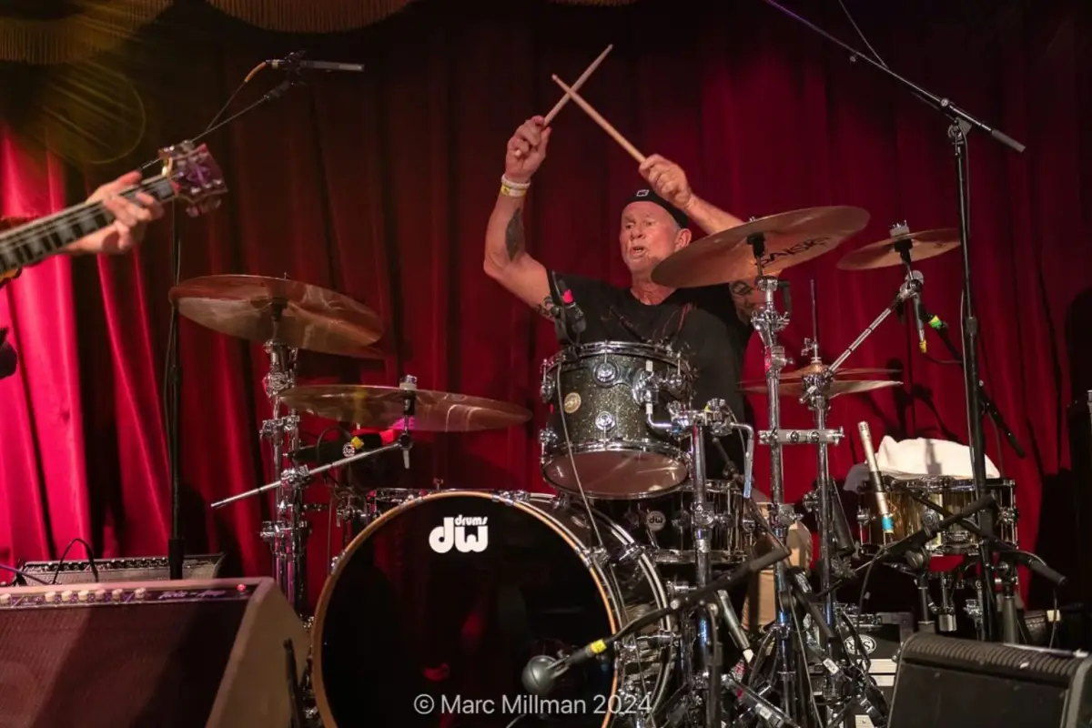 Chad Smith memberikan beasiswa di University of Michigan (Ann Arbor, Michigan) adalah upaya yang sangat humanis untuk 