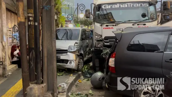 Kecelakaan beruntun di jalan A Yani, Kota Sukabumi. Selasa (4/11/2025). (Sumber: SU/Turangga Anom)