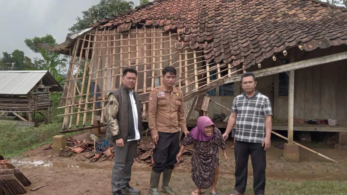 Diterpa Hujan Deras Dan Angin Kencang, Rumah Lansia di Waluran Sukabumi Ambruk Sebagian