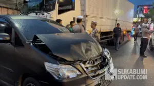 Kecelakaan truk sumbu 3 di jalan A Yani Kota Sukabumi. Selasa (4/11/2025). (Sumber: SU/Turangga Anom)