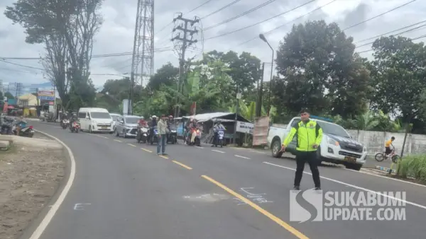 Petugas Satlantas Polres Sukabumi olah TKP di lokasi kecelakaan Parungkuda (Sumber: sukabumiupdate)