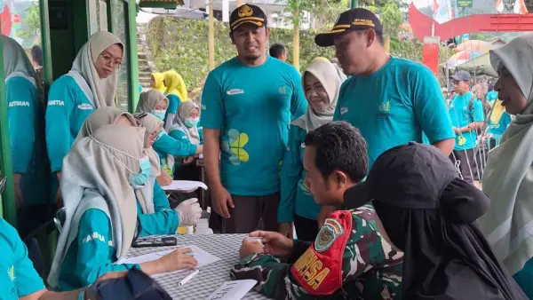 Sekretaris Dinkes Kabupaten Sukabumi, Masykur Alawi saat monitoring kegiatan cek kesehatan gratis di Puskesmas. (Sumber Foto: Istimewa)