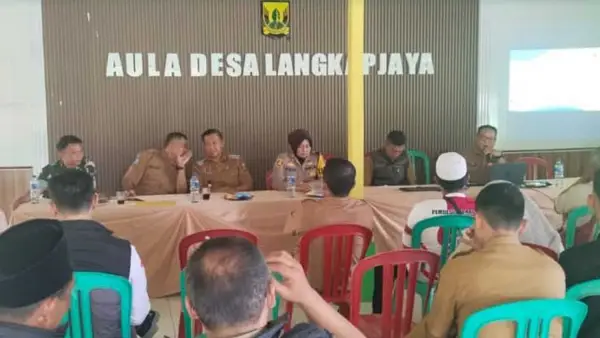 Kegiatan Pra Pembentukan Panitia Pemilihan Kepala Desa Antar Waktu (PAW) di Desa Langkapjaya, Kecamatan Lengkong, pada Selasa (4/11/2025). (Sumber : Istimewa)
