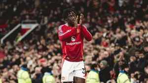 Kobbie Mainoo memberikan gestur ucapapan terima kasih atas dukungan pada pendukung Manchester United (Sumber: Instagram/@kobbie)