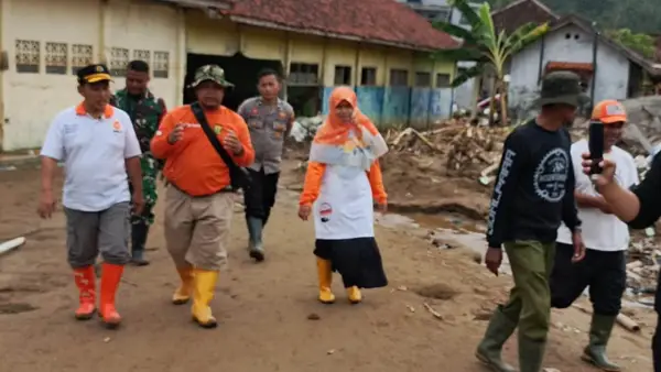 Anggota Komisi IV DPRD Provinsi Jawa Barat Yusuf Maulana (di depan paling kiri) meninjau lokasi bencana banjir di Desa Cikahuripan, Kecamatan Cisolok, Kabupaten Sukabumi, Rabu (5/11/2025). | Foto: Istimewa