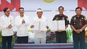 Gubernur Jawa Barat Dedi Mulyadi dan Kejati Jabar teken MoU terkait penerapan sanksi sosial sebagai alternatif hukuman pidana. (Sumber Foto: Dok. Kejaksaan)