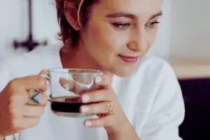Rahasia kopi untuk healthy aging wanita: Awet muda, kulit glowing, dan umur panjang sehat ala Harvard. Temukan tips brewing tanpa gula dan manfaat antioksidan kopi! (Gambar: Canva)