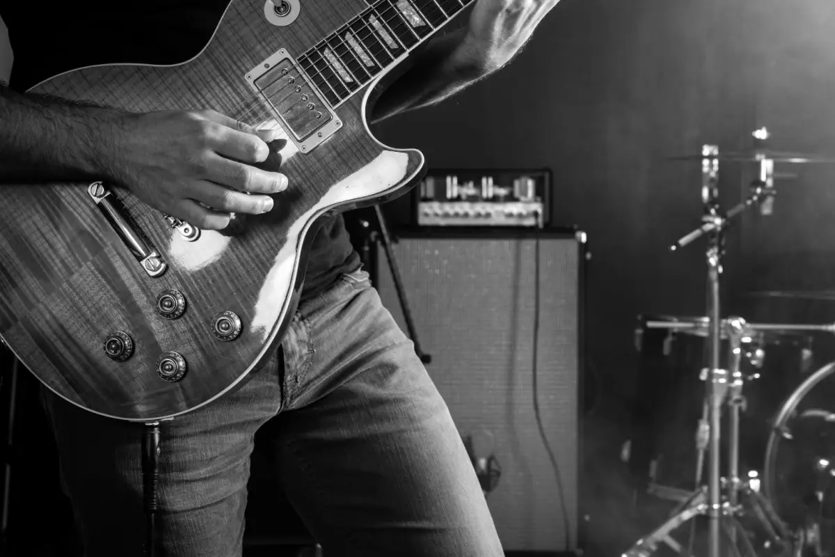 Band-band Indonesia sering mengadopsi elemen seperti melodi yang catchy dan penuh emosi, sound gitar yang tebal, atau bahkan elemen visual ala Harajuku/Anime.