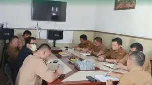 DPMD Kabupaten Sukabumi saat melakukan kegiatan terkait agenda nasional pengembangan kawasan pedesaan secara virtual melalui Zoom Meeting, Senin (3/11/2025). (Sumber : Dok DPMD).