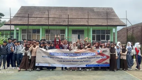 Kepala Cabang Perumda BPR Cikembar Yayah Nurasiah, di SDN Sunggapan, Cikembar (Sumber: BPR Cikembar)