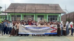 Kepala Cabang Perumda BPR Cikembar Yayah Nurasiah, di SDN Sunggapan, Cikembar (Sumber: BPR Cikembar)